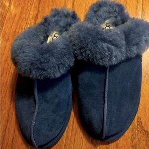UGG Scuffette Slippers Navy Blue- Like New Never Worn Size 6 Women's